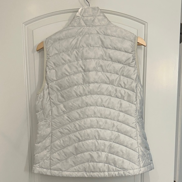 Patagonia Women's White Puffer Vest. Size Large. - Picture 4 of 6